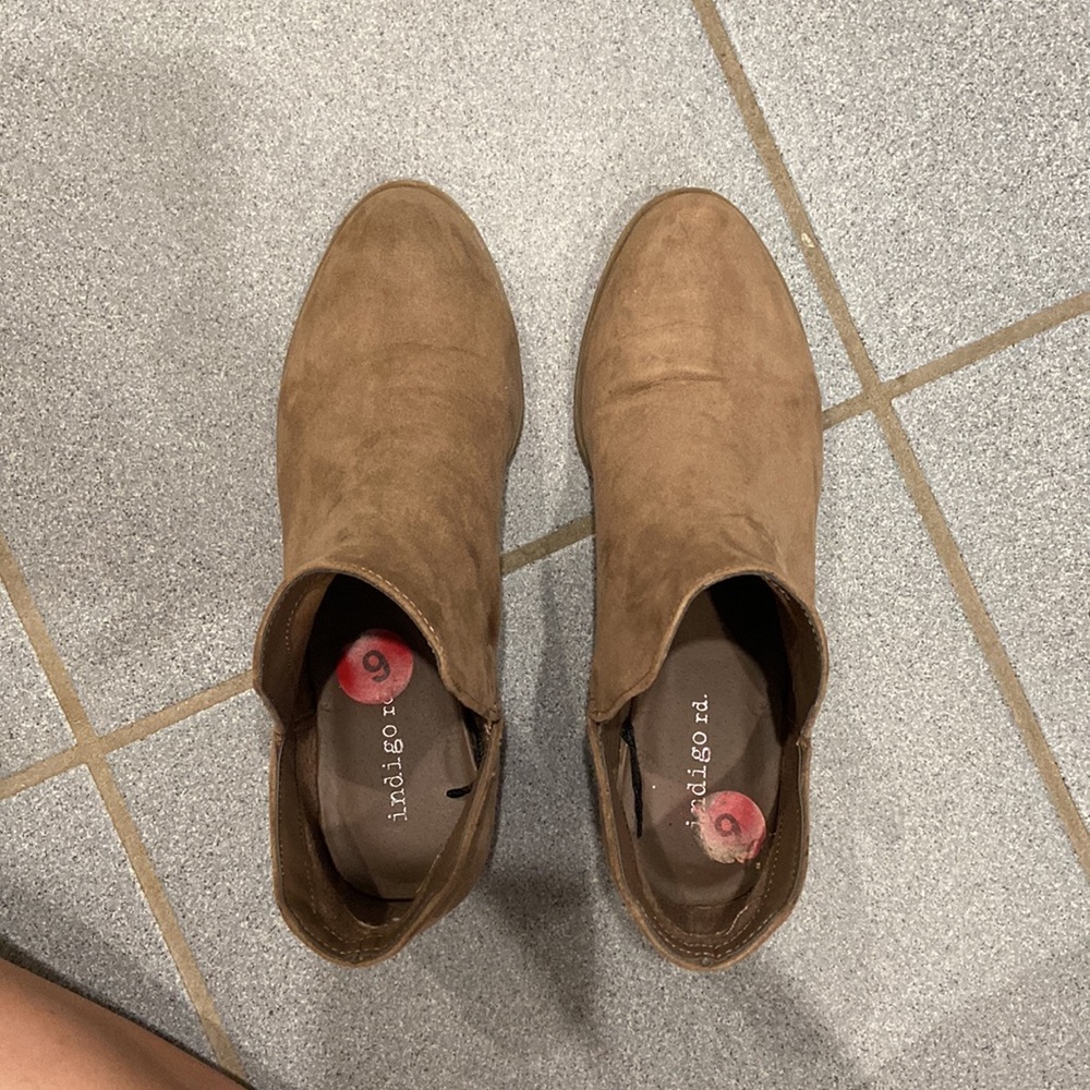 Cut out booties - Picture 2 of 5